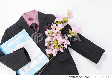 入學典禮圖片照片（男生西裝和新筆記本） 71114114