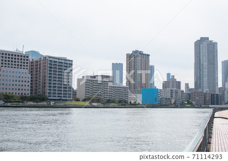 Opposite bank seen from under Tsukuda Bridge 71114293