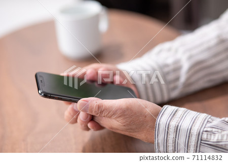 Male hand with smartphone 71114832