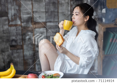 A woman eating breakfast　 71114914