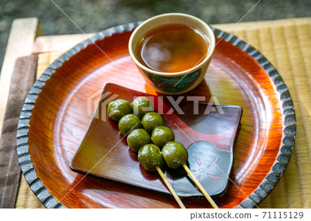 京都一間茶館裡甜蜜的茶水餃和烤茶 71115129