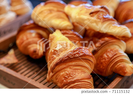 Delicious freshly baked croissants in the bakery Delicious freshly baked croissants in the bakery 71115132