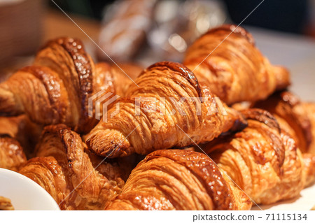 Delicious freshly baked croissants in the bakery Delicious freshly baked croissants in the bakery 71115134