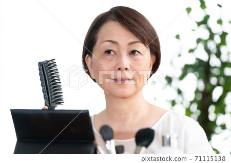 美女形象梳頭的高級女人 71115138