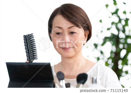 美女形象梳頭的高級女人 71115140