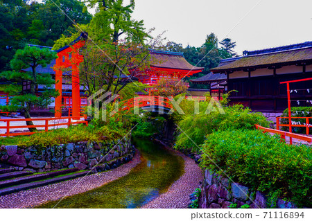 流過下鴨神社 硃砂鳥居門和塔門的區域 照片素材 圖片 圖庫