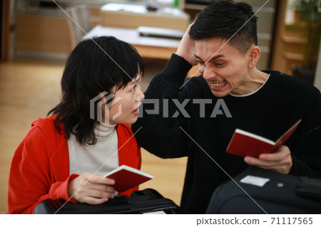 一對夫婦發現自己的護照已經過期 71117565