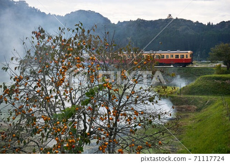 千葉縣Noyaki煙霧秋天Satoyama Kazusa大久保站Kominato鐵路 千葉縣Noyaki煙霧秋天Satoyama Kazusa大久保站Kominato鐵路 71117724