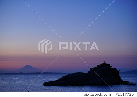千葉縣胜山海岸的三鄉島和富士山的夜景 71117729