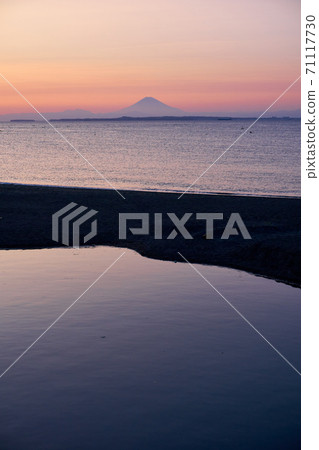 Evening view of Mt. Fuji over Tokyo Bay, Chiba Prefecture Katsuyama coast Evening view of Mt. Fuji over Tokyo Bay, Chiba Prefecture Katsuyama coast 71117730