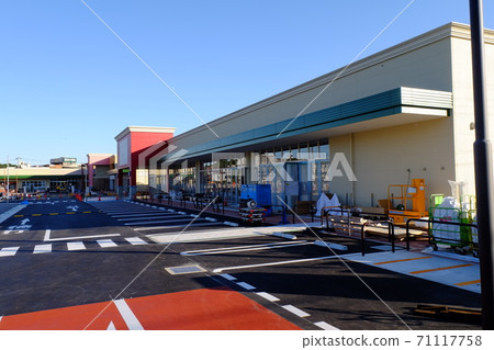 Shopping center under construction 71117758