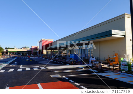 Shopping mall under construction 71117759
