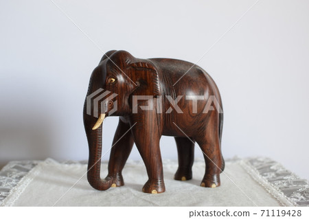 Wood carving elephant Wood carving elephant 71119428
