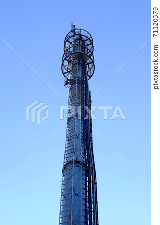 Mobile base station tower Mobile base station tower 71120379