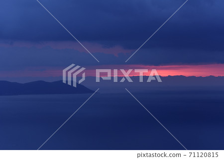 在秋天從北海道函館市函館山拍攝日出時的鹽州岬風景 71120815