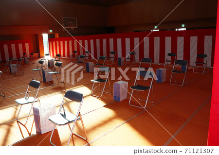 City gold wedding ceremony against coronavirus 71121307