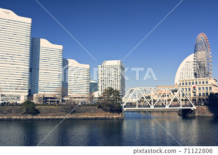 Yokohama  71122806