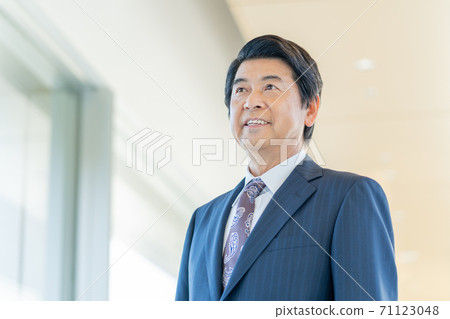 站在辦公室過道裡的老人的肖像 71123048