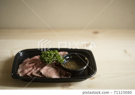 Thinly sliced roast beef 71123080