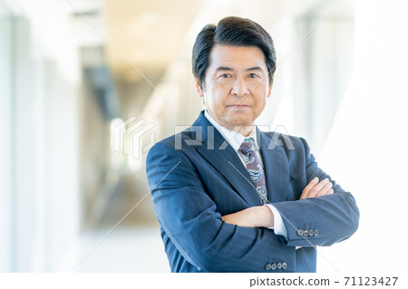 站在辦公室過道裡的老人的肖像 站在辦公室過道裡的老人的肖像 71123427