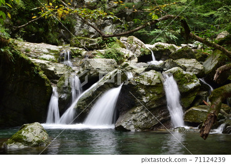 Beautifully flowing canyon Beautifully flowing canyon 71124239