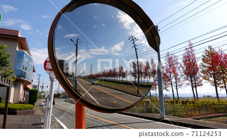 彎曲的鏡子，反射藍天，道路反射器 71124253