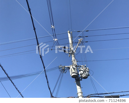 晴朗的天空和電線桿 晴朗的天空和電線桿 71124896