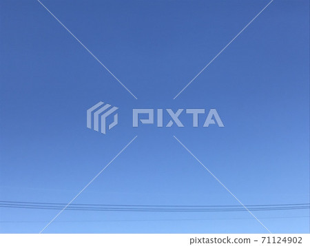 電線穿過晴朗的天空 71124902