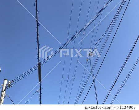 Clear sky and electric wires 71124905