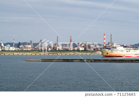 View of the steelworks and the ferry departing from Wakayama Port View of the steelworks and the ferry departing from Wakayama Port 71125665
