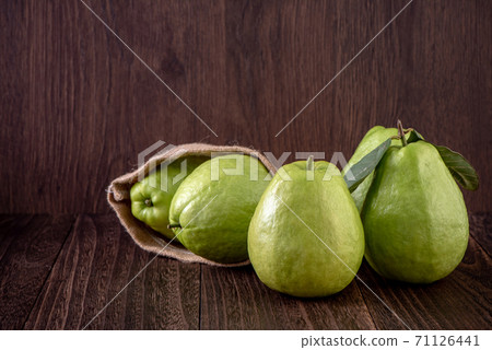 芭樂番石榴木頭背景鄉村葉子guava White Fruit Leaf グアバ果物 照片素材 圖片 圖庫