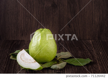 芭樂番石榴木頭背景鄉村葉子guava White Fruit Leaf グアバ果物 照片素材 圖片 圖庫 芭樂番石榴木頭背景鄉村葉子guava White Fruit Leaf グアバ果物 照片素材 圖片 圖庫
