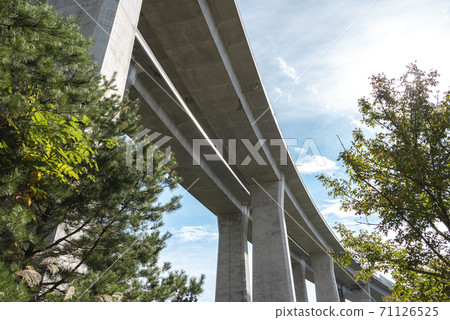 Viaduct on highway 71126525
