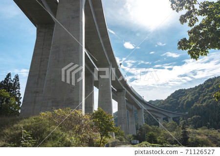 Viaduct on highway 71126527