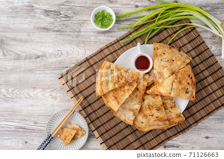 蔥油餅 台灣 小吃 scallion pancake Taiwan snack 揚げ 焼き葱入り餅 蔥油餅 台灣 小吃 scallion pancake Taiwan snack 揚げ 焼き葱入り餅 71126663