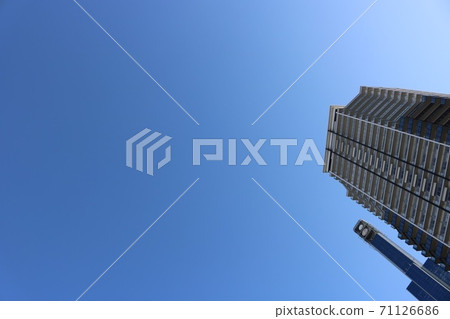 蔚藍的天空中閃耀的高層建築 71126686