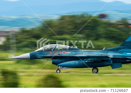 F-2 fighter during takeoff gliding 71126687