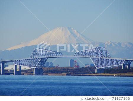 Tokyo Gate Bridge and Mt. Fuji 71127166