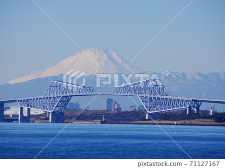 Tokyo Gate Bridge and Mt. Fuji 71127167