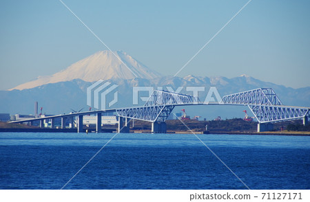 Tokyo Gate Bridge and Mt. Fuji 71127171