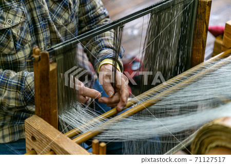 Weaver who keeps Japanese tradition 71127517