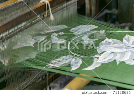Weaver who keeps Japanese tradition Weaver who keeps Japanese tradition 71128625