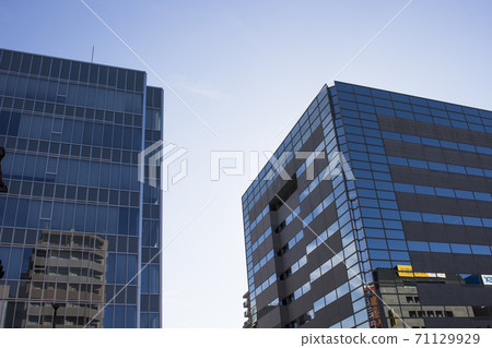 辦公大樓傍晚的天空背景素材 辦公大樓傍晚的天空背景素材 71129929