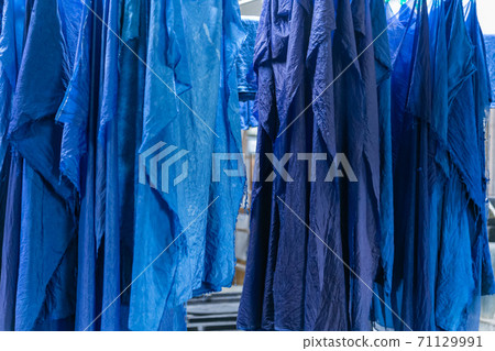 天然材料的靛藍染色工作 71129991