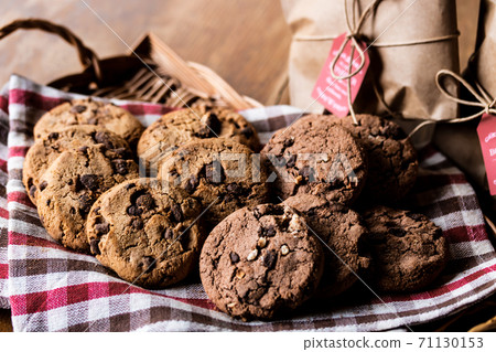 chocolate chip cookie chocolate chip cookie 71130153