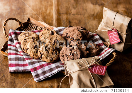 chocolate chip cookie 71130154