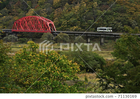Kitakami Line of autumn leaves 71130169