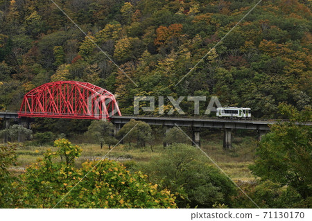 Kitakami Line of autumn leaves 71130170