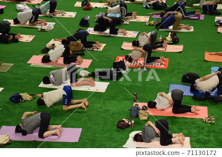 Yoga practice scene 71130172
