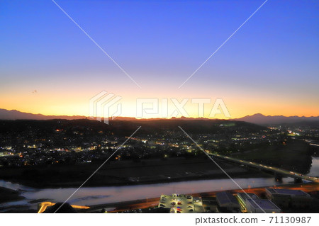 <群馬縣>高崎市政府Hall望大廳的夜景 <群馬縣>高崎市政府Hall望大廳的夜景 71130987